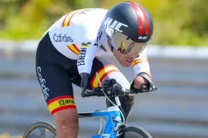 Viral: un ciclista sin brazos gan la competencia, lo  premiaron con un reloj y las crticas invadieron las redes