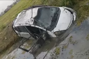 Un joven conduca un auto, se despist y termin en una zanja: su hermana quien iba de acompaante muri en el acto