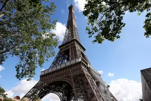Un hombre salt en paracadas desde la Torre Eiffel y fue detenido