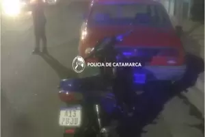 Descontrolado: Motociclista choc� contra un auto estacionado