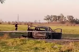 Encontraron dos cuerpos calcinados dentro de un auto en un camino rural