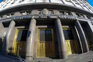 El Gobierno dispuso una millonaria ampliaci�n de la emisi�n de deuda en pesos y d�lares