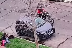 Motochorros amenazaron a una madre con su hija con un arma para robarles una mochila