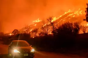 Un fuerte incendio golpea las sierras de San Luis y el viento complica a los bomberos