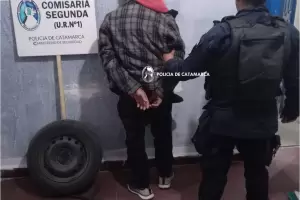 Rob� una rueda y termin� aprehendido