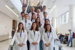 Cirujanos reconstruyen la mano derecha de un joven colocando tres dedos de sus pies