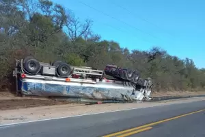 Volc un camin cisterna que transportaba combustible en la ruta 64