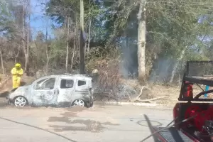 Un auto termin incendiado despus de estacionarlo