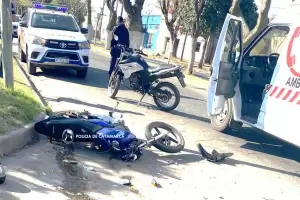 Dos motociclistas resultaron heridos, tras chocar contra una camioneta