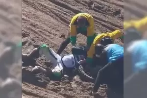 Dramtico: En medio de una carrera de motos, un corredor qued con la cabeza atrapada en la rueda de su moto