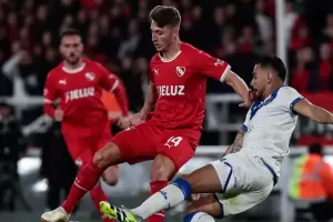 En el debut de Carlos Tevez, Independiente derrot 2-1 a Vlez en un duelo clave por la permanencia