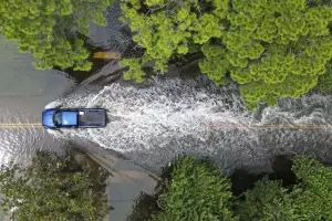 Florida evala daos tras paso de Idalia, que avanza por el sudeste de EEUU