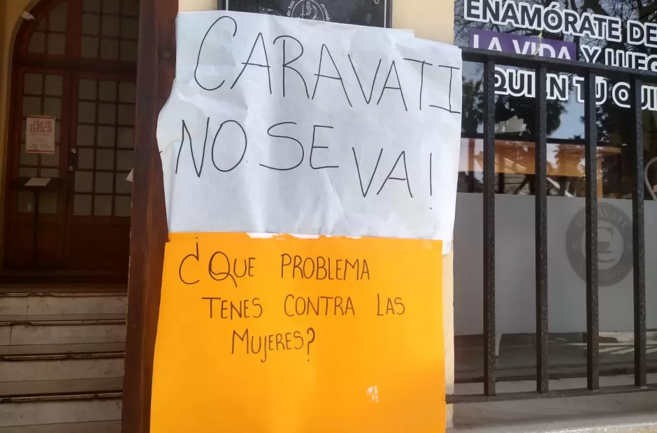 Uno de los afiches que denuncia el acoso laboral