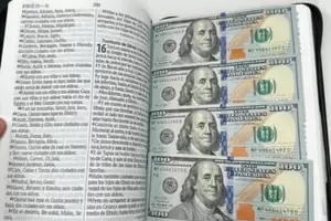 Inslito: descubren casi US$17.000 escondidos en biblias que se iban a enviar a EE.UU.
