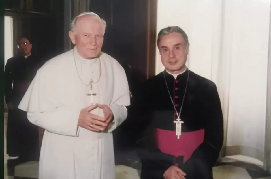 Mons. Sueldo junto a San Juan Pablo II
