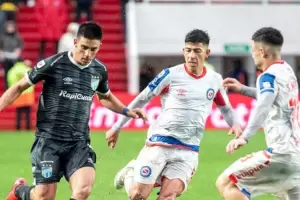 Tras la sorpresiva renuncia de Gabriel Milito, Argentinos no pudo sostener la ventaja y empat 2-2 con Atltico Tucumn