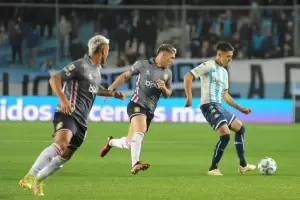 Racing se repuso del tropiezo en la Copa Libertadores y venci 2-1 a Estudiantes