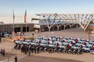 Jalil entreg nuevas unidades mviles a la polica de la provincia