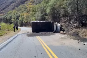 Un camin volc en la Ruta 4: se solicita transitar con precaucin