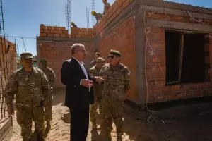 Viviendas para el Ejrcito: el Gobernador inspeccion el avance de obra