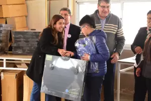 Entregaron mochilas tcnicas a alumnos de la EPET N5 de Santa Mara