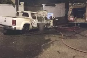 Se incendi una camioneta en el sector oeste de la Capital