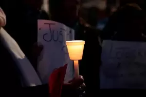 Tensin en la marcha frente a la casa de Anbal Lotocki: los vecinos piden que el mdico se vaya de Florida