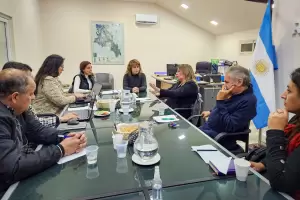 La Provincia y los gremios estatales acordaron 10% de aumento y dos bonos de $ 40.000