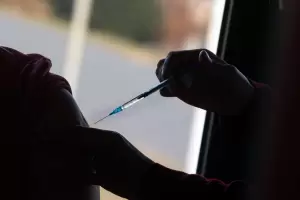 Alerta en el hemisferio norte por la suba de muertes por covid de cara al invierno