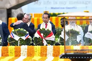 Fernndez junto a lderes del G20 rindieron homenaje a Gandhi, descalzos, con flores y estolas rosas