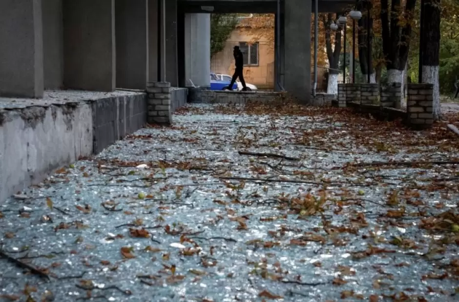 Ventanas rotas de un edificio daado durante un ataque de drones rusos