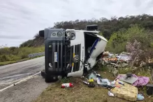 Tremendo vuelco de un camin en la cuesta del Totoral