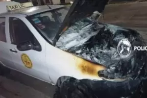 Un taxi fue consumido por las llamas de un incendio