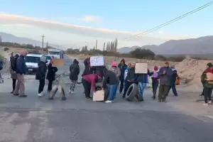 Precarizados de escuelas de Santa Mara cortan Ruta n 40