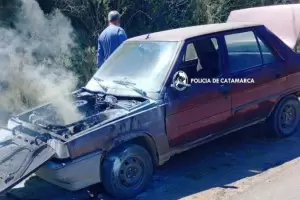 Un auto se incendi y policas junto a transentes sofocaron las llamas y auxiliaron al conductor