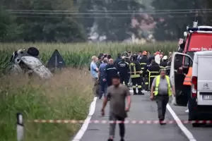 Un avin cay sobre un auto; en este viajaba una nia que falleci al instante