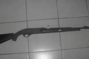 Se dispar en el pie mientras limpiaba el arma