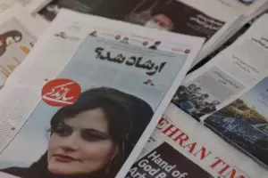 La Guardia Revolucionaria de Irn detuvo al padre de Mahsa Amini a un ao de su muerte