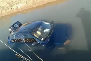 Un auto perdi el control mientras manejaba y cay dentro de un canal