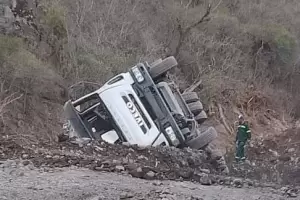 Un empleado de Vialidad result herido tras el vuelco de un camin