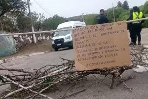 Padres tomaron la Escuela n 214 de Anquincila: "Peligra la integridad de los alumnos y el personal"