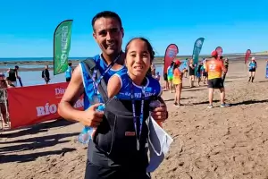 Una ni�a sin brazos ni piernas particip� con su padre en una carrera de trail running