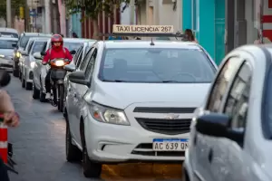 Un taxista discuti y fue agredido por otro conductor tras acusarlo de usar "Uber"