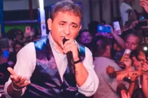 La hermana de Huguito Flores se larg a llorar al ver el conmovedor homenaje al msico