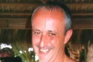 Fingi su muerte y su esposa lo encontr en otro pas