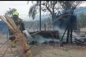 Una vivienda precaria fue consumida por completo en un incendio