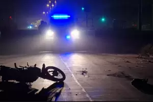 Dos adolescentes sufrieron lesiones tras volcar su motocicleta