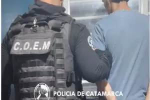 Aprehenden a un joven por robar una "planchita"