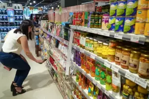 Inslita pelea: De los pelos por una oferta en un supermercado