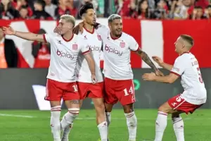 Estudiantes venci a Newell's en Rosario en un partido caliente